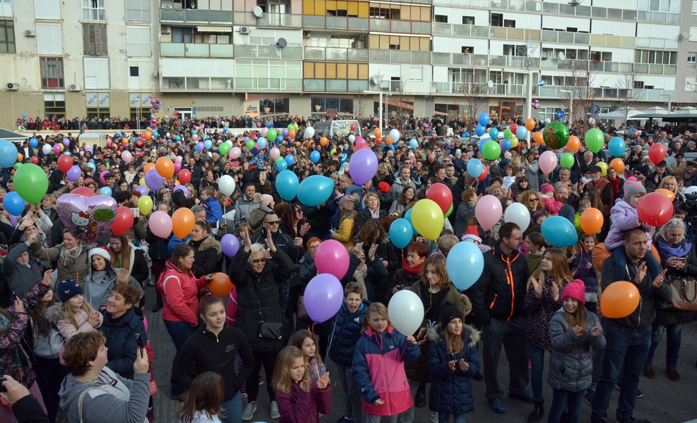 PULA, 31.12.2018. - ZADNJI DAN, TRZNICA VERUDA, DOCEK NOVE GODINE U PODNE, BALONI, KONFETISnimio Neven LAZAREVIC